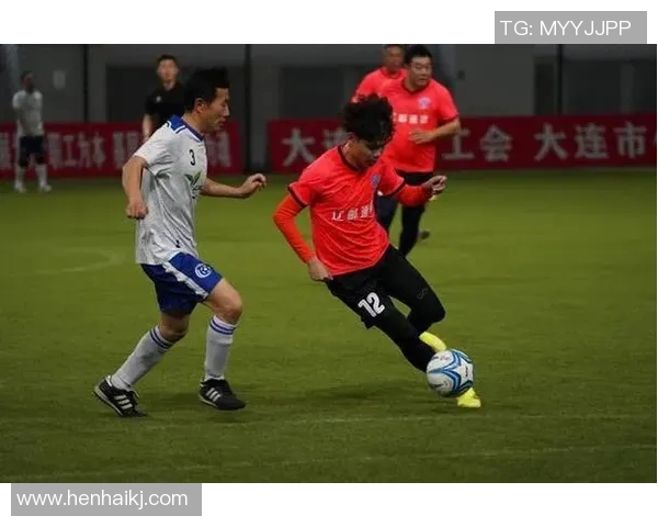 足球传奇人物暮年转型解说员 讲述绿茵场上的往事与智慧